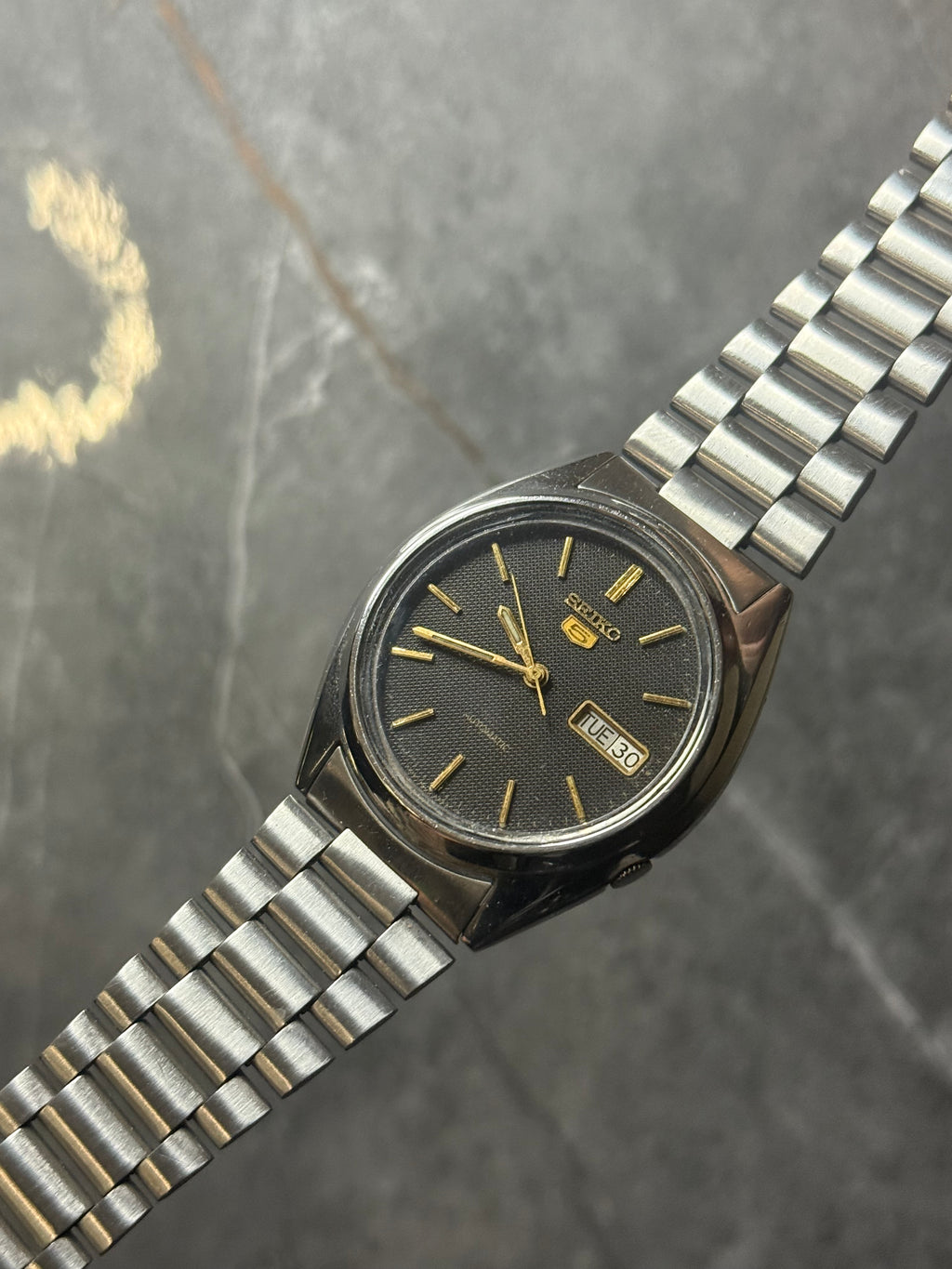 rare black textured dial vintage automatic seiko 5 day-date watch