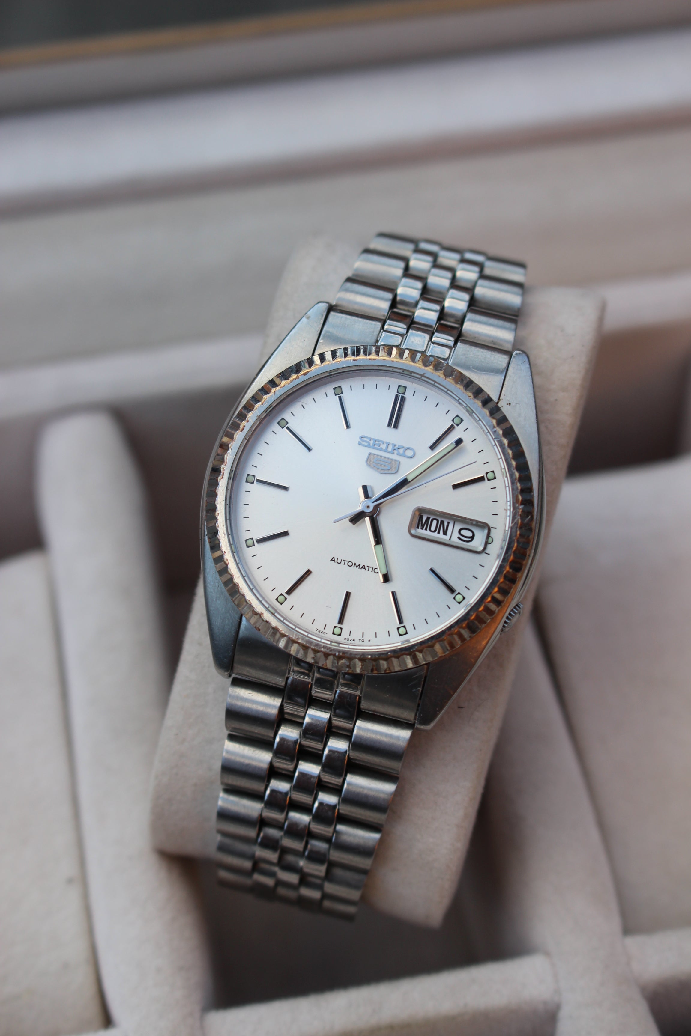 Silver men’s seiko datejust