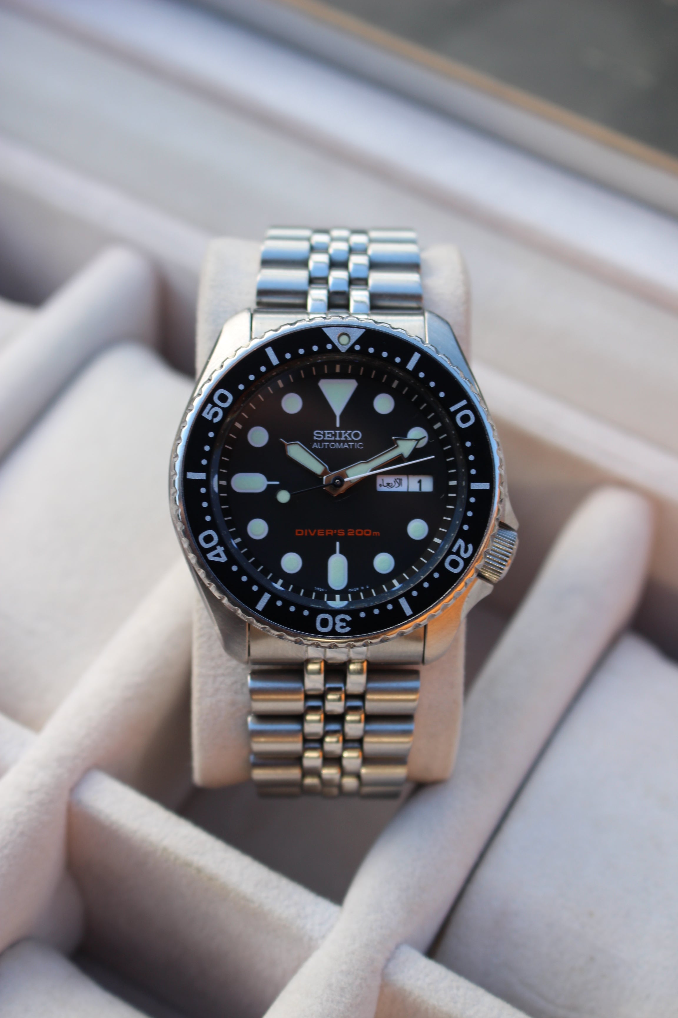 Men’s black dial seiko skx dive watch